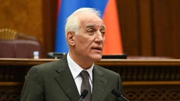 Ermənistanın yeni prezidenti and içdi - VİDEO