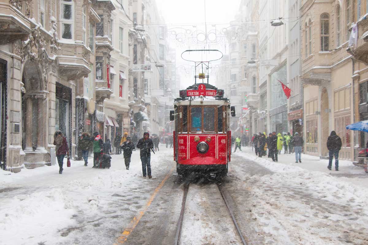 İstanbulda güclü qar - Təhsil ocaqları bağlandı