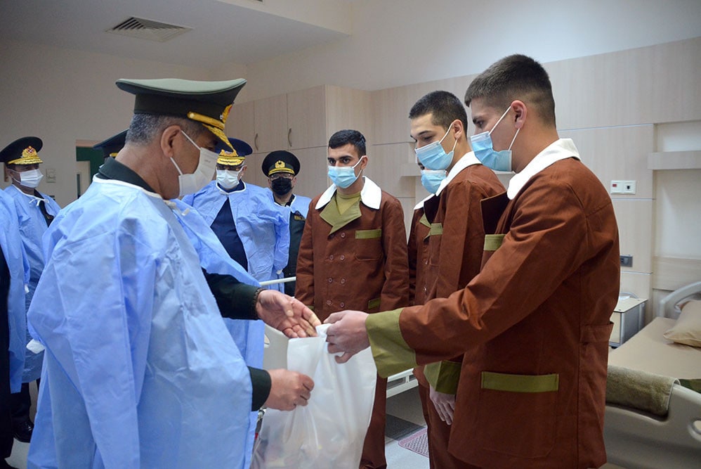 Müdafiə naziri hərbi hospitalı ziyarət edib – FOTO/VİDEO