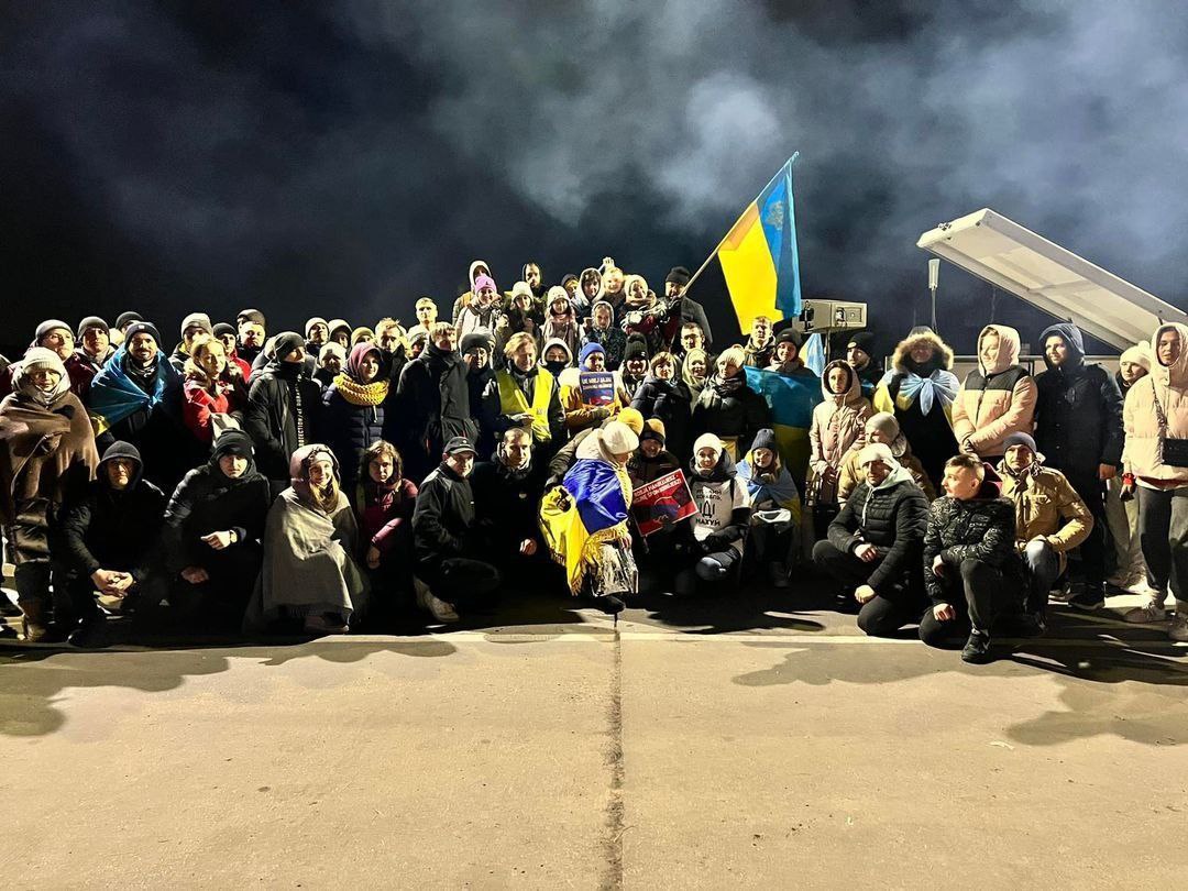 Ukraynalı qaçqınlar Rusiya “TIR”larının önünü kəsdi – 50 kilometrlik NÖVBƏ 