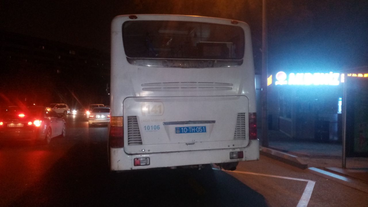 Bakıda zəncirvari qəza: Sərnişin avtobusu \