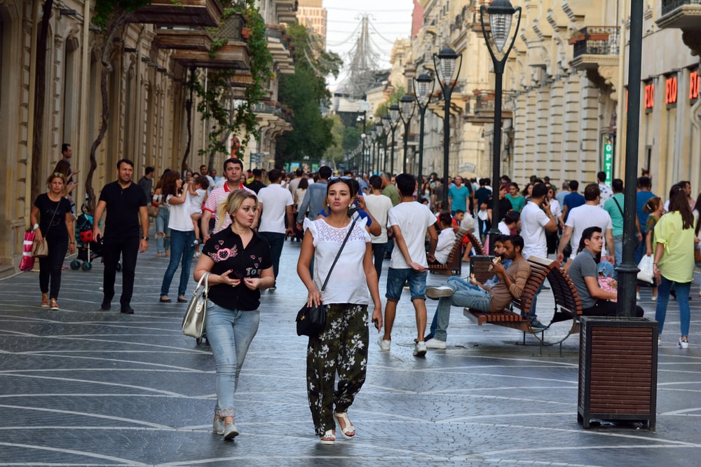 Bakıda orta aylıq əməkhaqqı 975 manata yaxınlaşır 