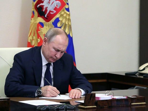 Putin viza məhdudiyyəti haqqında fərman imzaladı