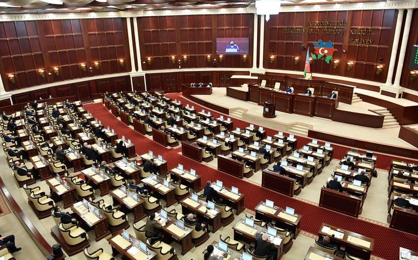 Milli Məclisin plenar iclası başladı – 17 məsələ müzakirə ediləcək
