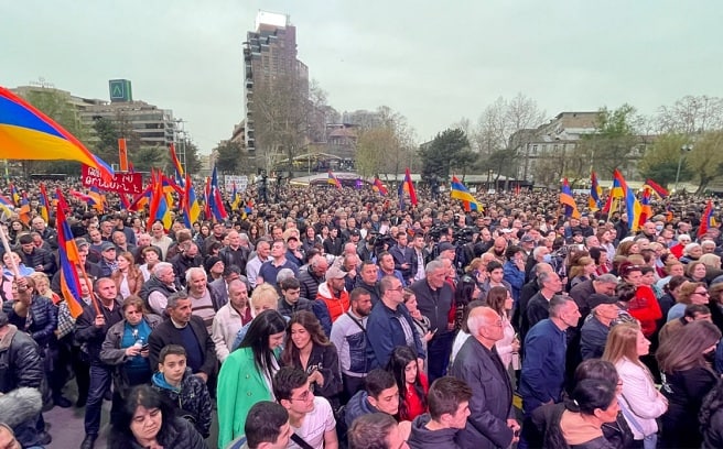 İrəvanda insanlar küçələrə axışdı: Paşinyanın istefası tələb edilir - VİDEO