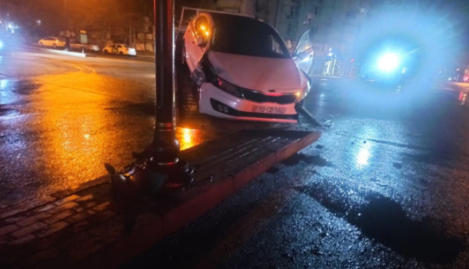 Bakıda avtomobil yolayrıcına çırpıldı – Sürücü xəsarət aldı