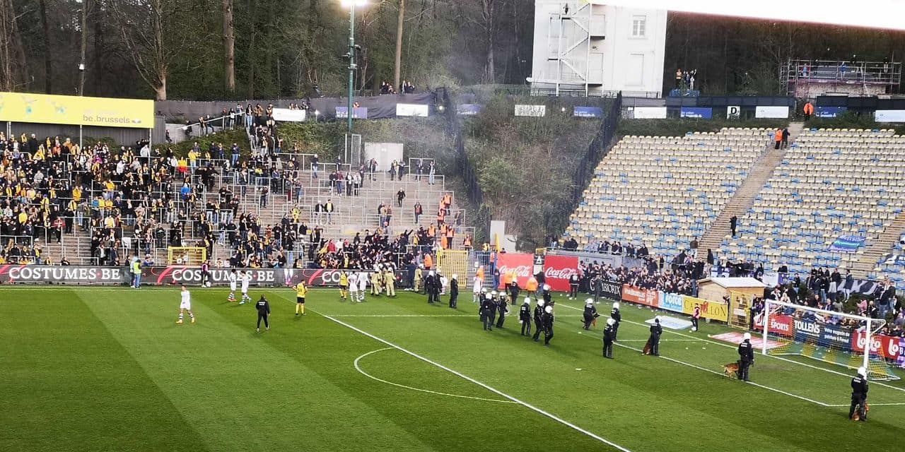 Futbol matçı azarkeşlərə görə yarımçıq dayandırıldı - FOTO/VİDEO
