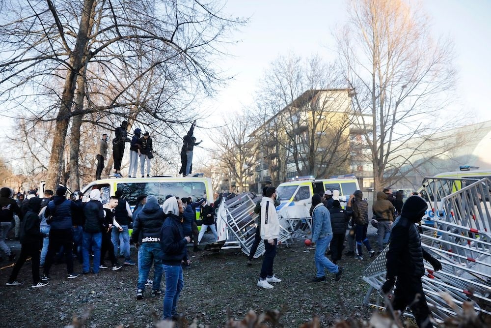 İsveçdə Quranın yandırılması etirazla qarşılandı - FOTO