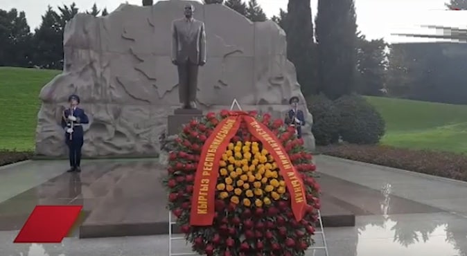 Qırğızıstan Prezidenti Heydər Əliyevin məzarını ziyarət etdi - VİDEO