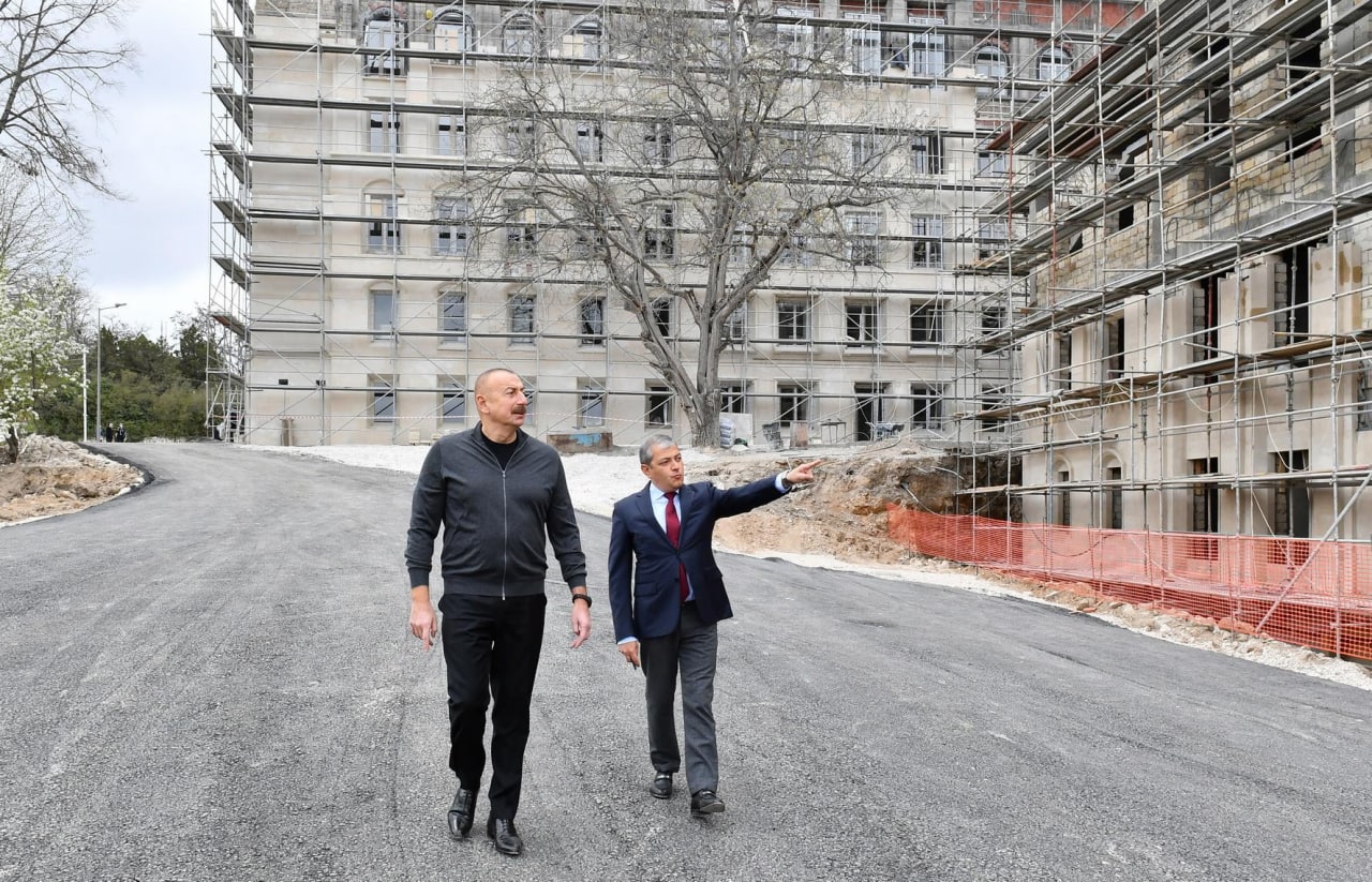 İlham Əliyev Şuşada yeni binaların tikintisi ilə tanış oldu - FOTO/VİDEO