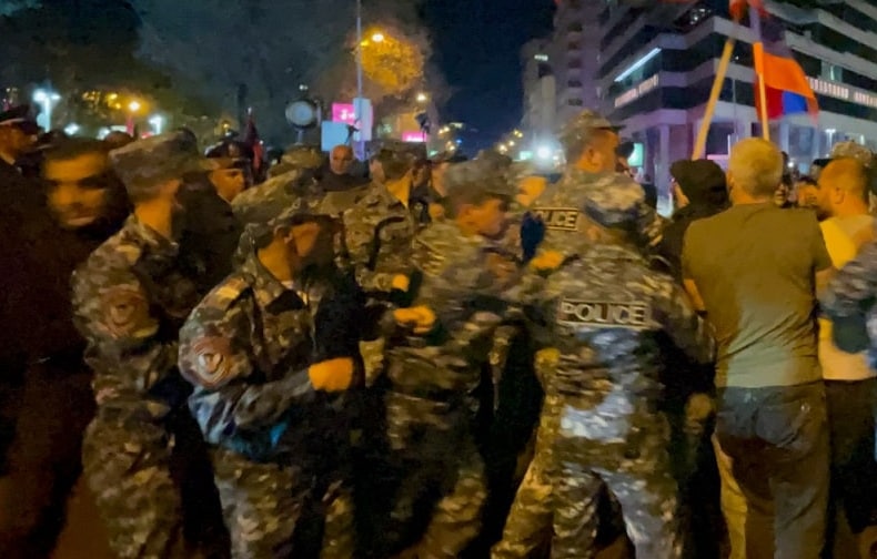 İrəvanda polislə toqquşmalar başladı: Paşinyan üçün çətin gecə... / FOTO-VİDEO