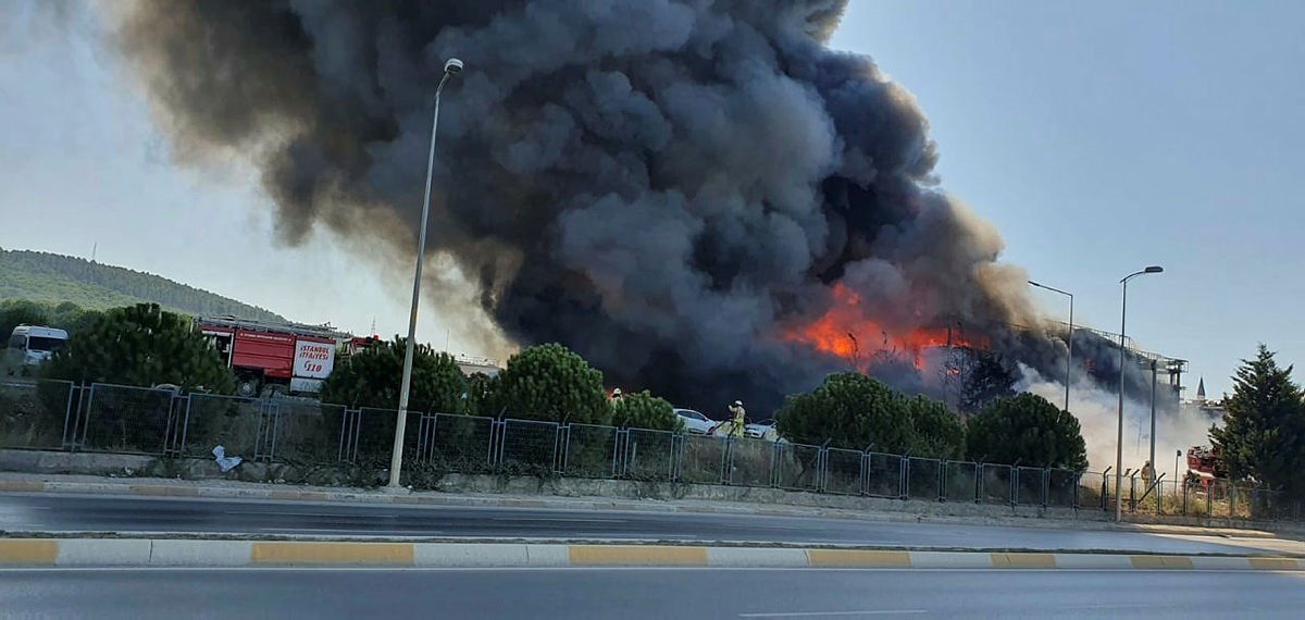 Türkiyədə güclü partlayış: 5 fabrik yanır - Çoxlu sayda ölü və yaralılar var - VİDEO