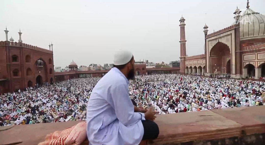 Hindistan tarixində İLK: Müsəlmanlar kütləvi bayram namazı qıldılar - VİDEO 