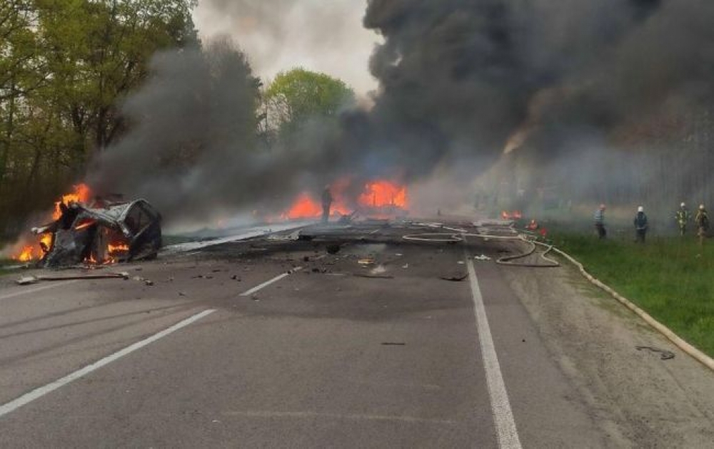 Ukraynada yanacaq daşıyan maşın avtobusla toqquşdu - 27 nəfər öldü