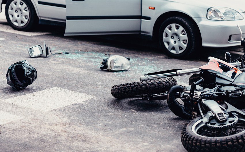 Bakıda avtomobillə motosiklet toqquşdu – ÖLƏN VAR