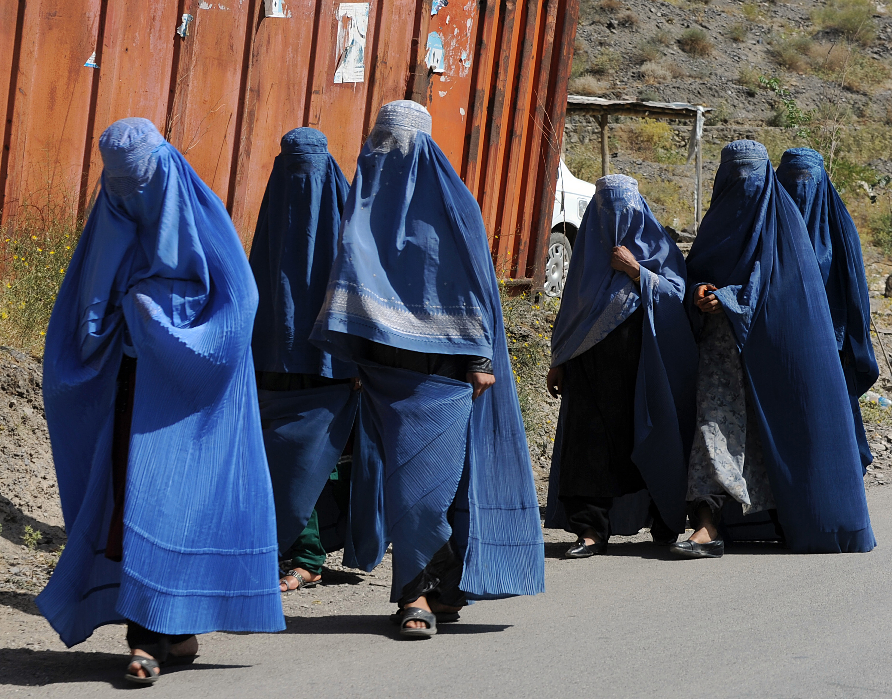 Əfqanıstanda qadınların geyimi ilə bağlı yeni QƏRAR – İctimai yerlərdə… 