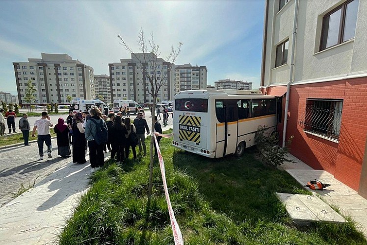 Ankarada məktəb avtobusu yaşayış evinə çırpıldı, 11 yaralı var – FOTO 