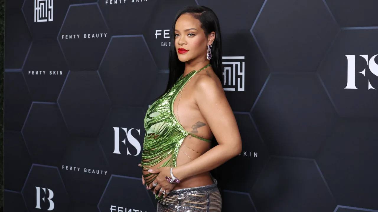 Rihanna açıq-saçıq görünüşü ilə yenə TƏƏCCÜBLƏNDİRDİ – FOTO