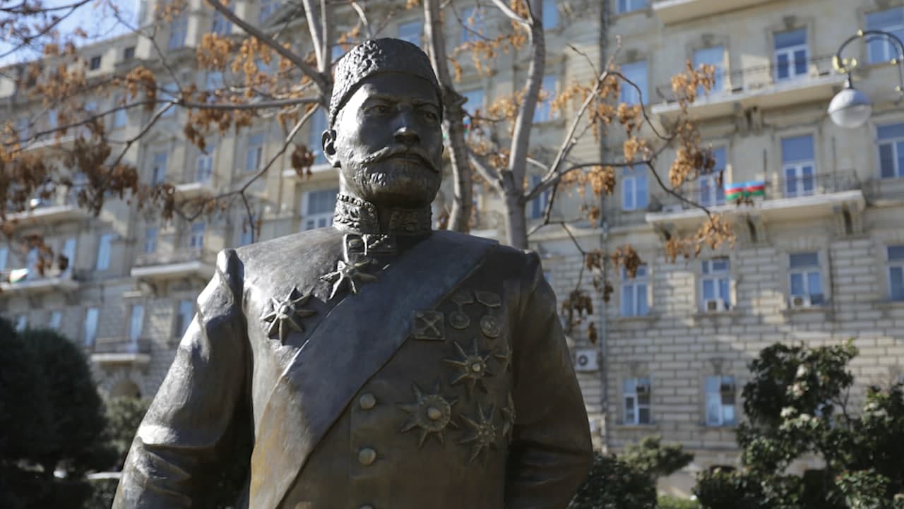 Hacı Zeynalabdin Tağıyevin heykəlinə zərər vuranların məhkəməsi başladı - FOTO