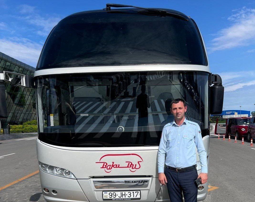 Bakıda avtobus sürücüsündən ÖRNƏK DAVRANIŞ - 20 min dolları sərnişinə qaytardı 