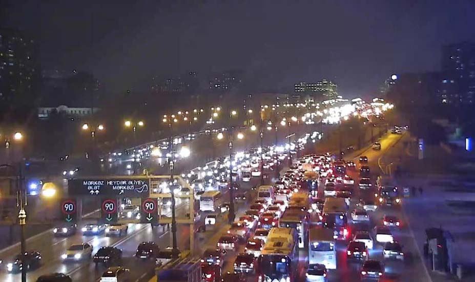 Bakının əsas prospektində TIXAC YARANIB - YOL QƏZASI