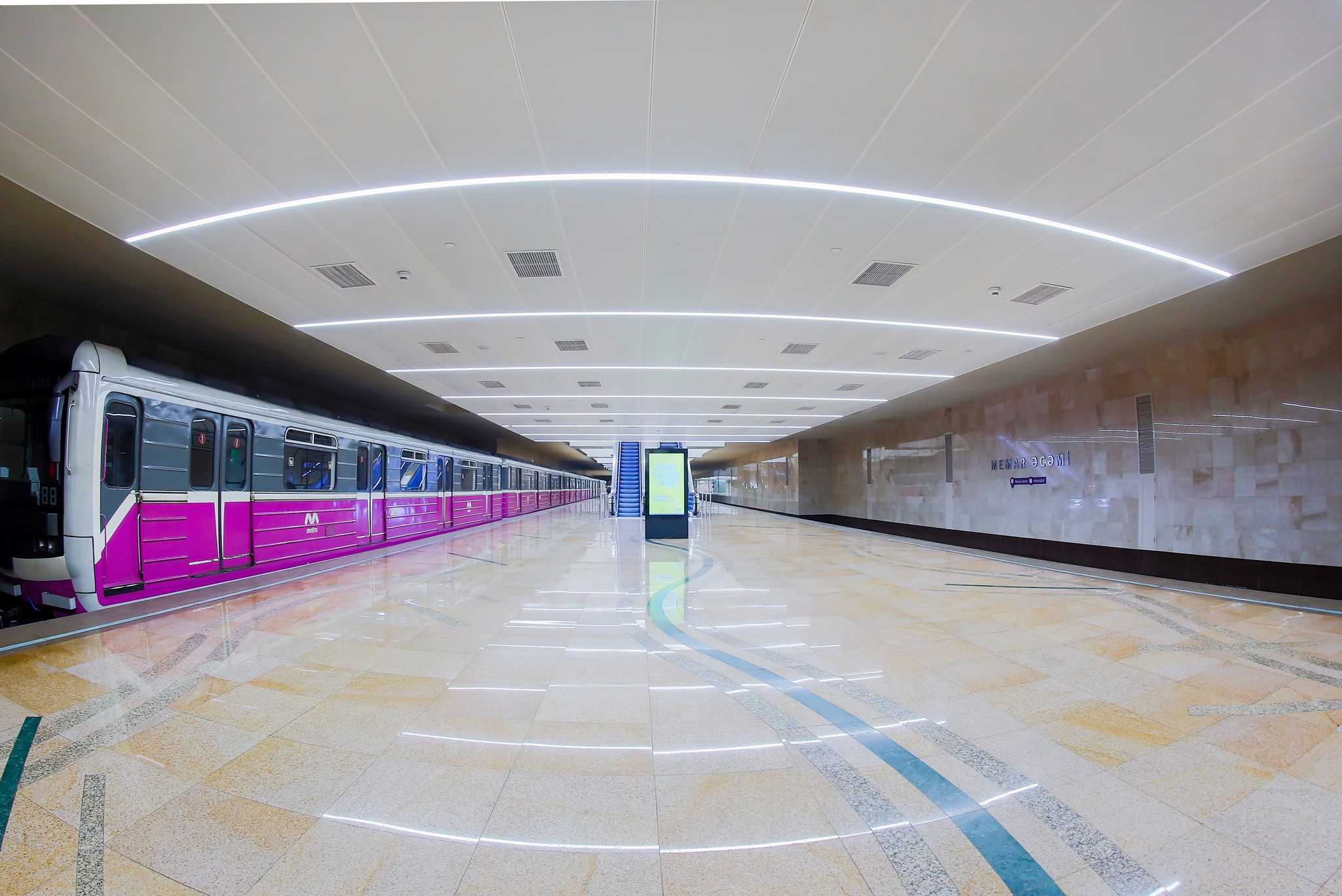 Bakı metrosunda daha bir problem - Qatarlar gecikir...