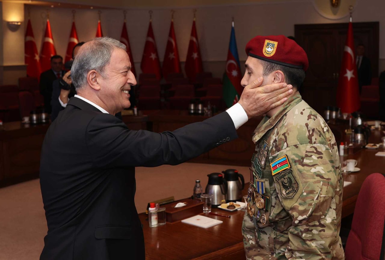 Hulusi Akar azərbaycanlı qazinin alnından öpdü - FOTO