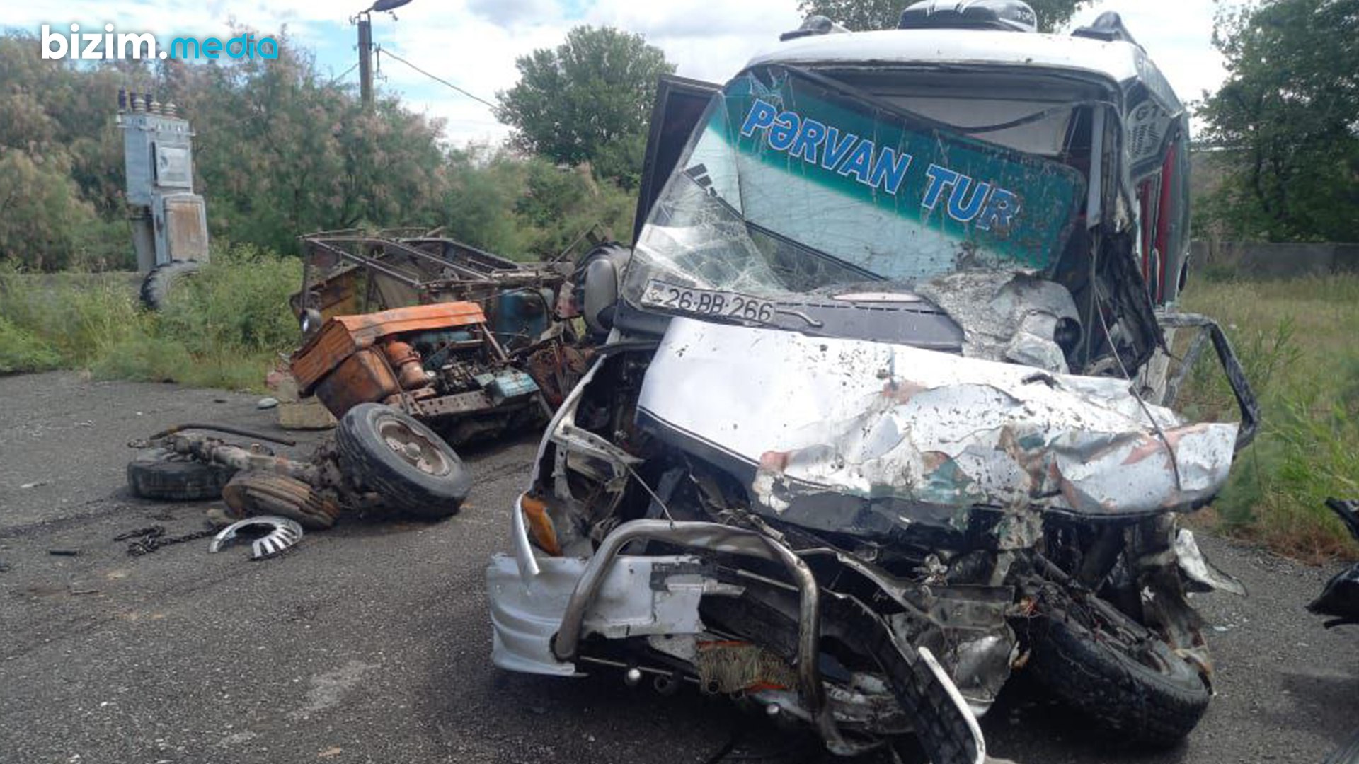 Yevlaxda sərnişin avtobusu traktorla toqquşdu: 13 YARALI - YENİLƏNİB