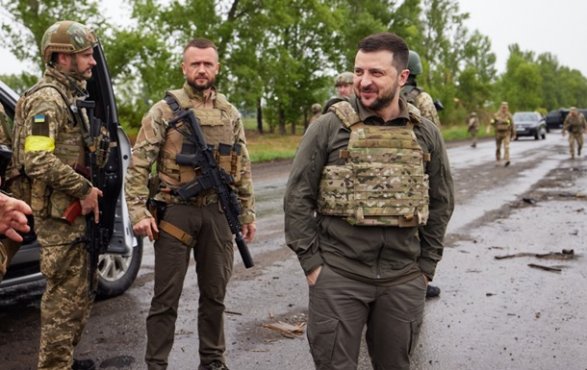 Zelenski Ukrayna ordusunun Zaporojyedəki ön mövqelərinə BAŞ ÇƏKDİ Zelenski Ukrayna ordusunun Zaporojyedəki ön mövqelərinə BAŞ ÇƏKDİ