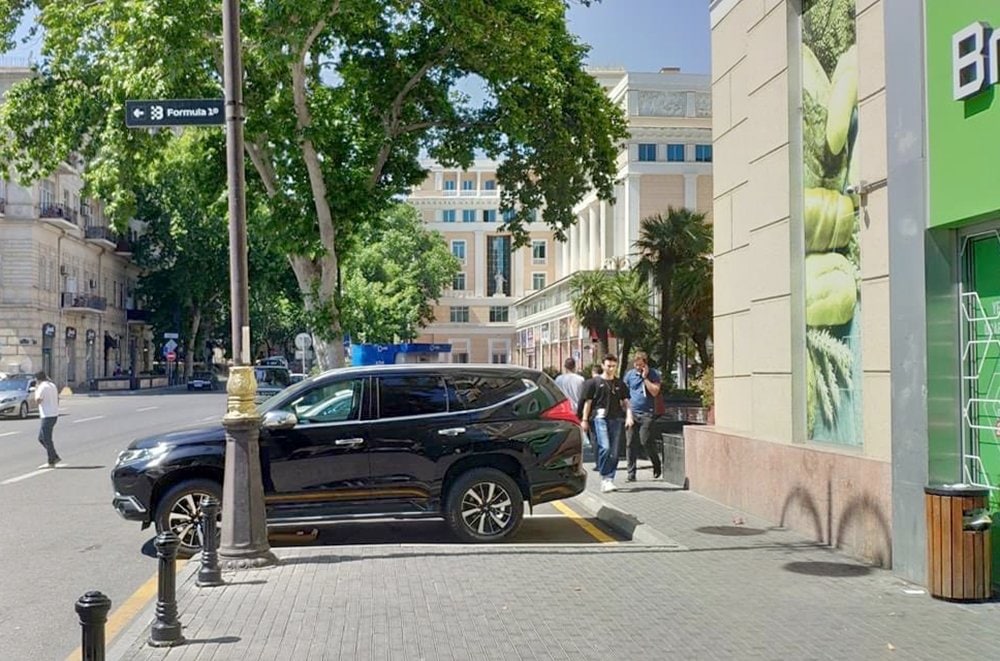 Paytaxtda rəzillik - Məmurlar ağacları kəsib parklanma yeri düzəltdilər – FOTO