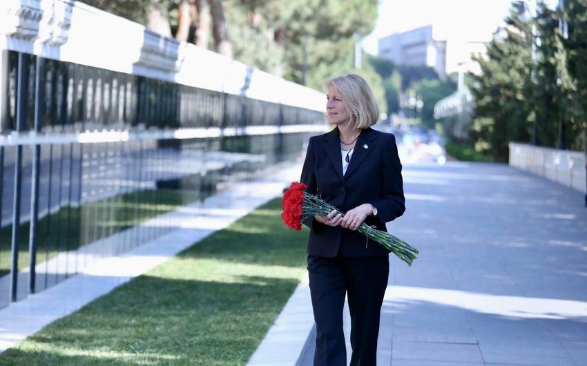 ABŞ dövlət katibinin köməkçisi Şəhidlər Xiyabanında - FOTO