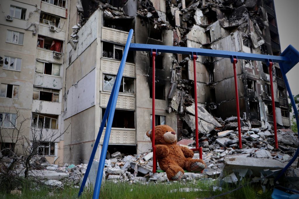 Ukraynada insanların sığındığı binaya raket düşdü - YARALILAR VAR - VİDEO