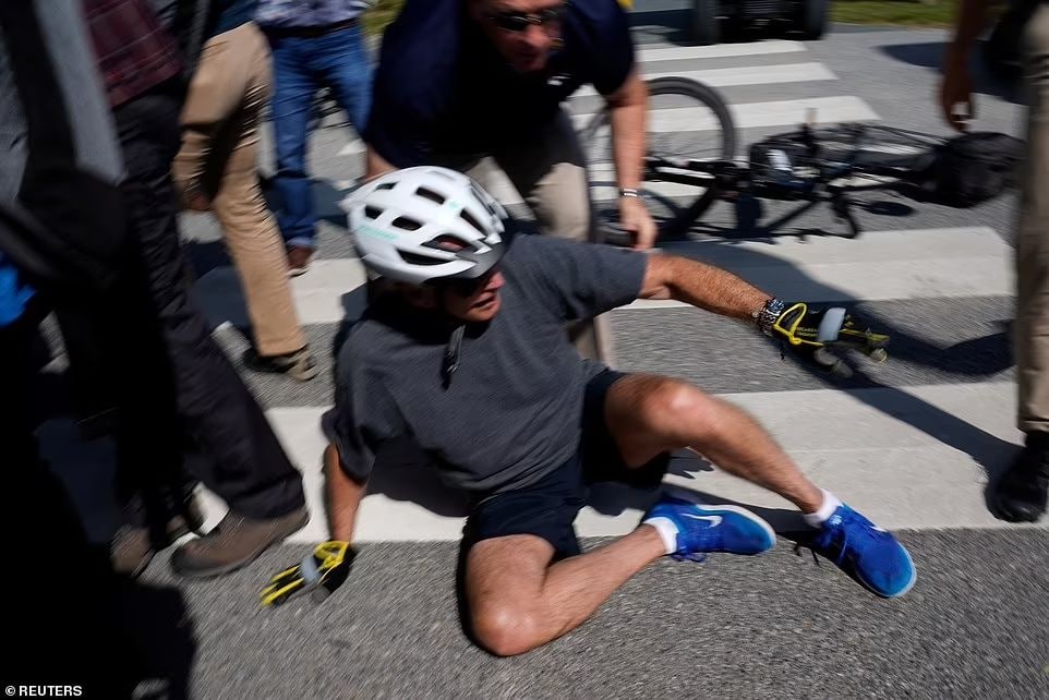 ABŞ Prezidenti velosiped sürərkən yıxıldı - VİDEO
