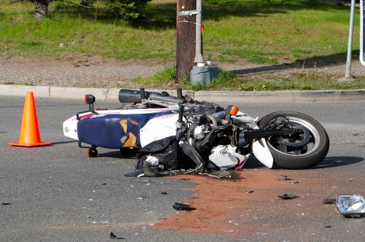 Yük maşını motosikletlə toqquşdu – YARALI VAR