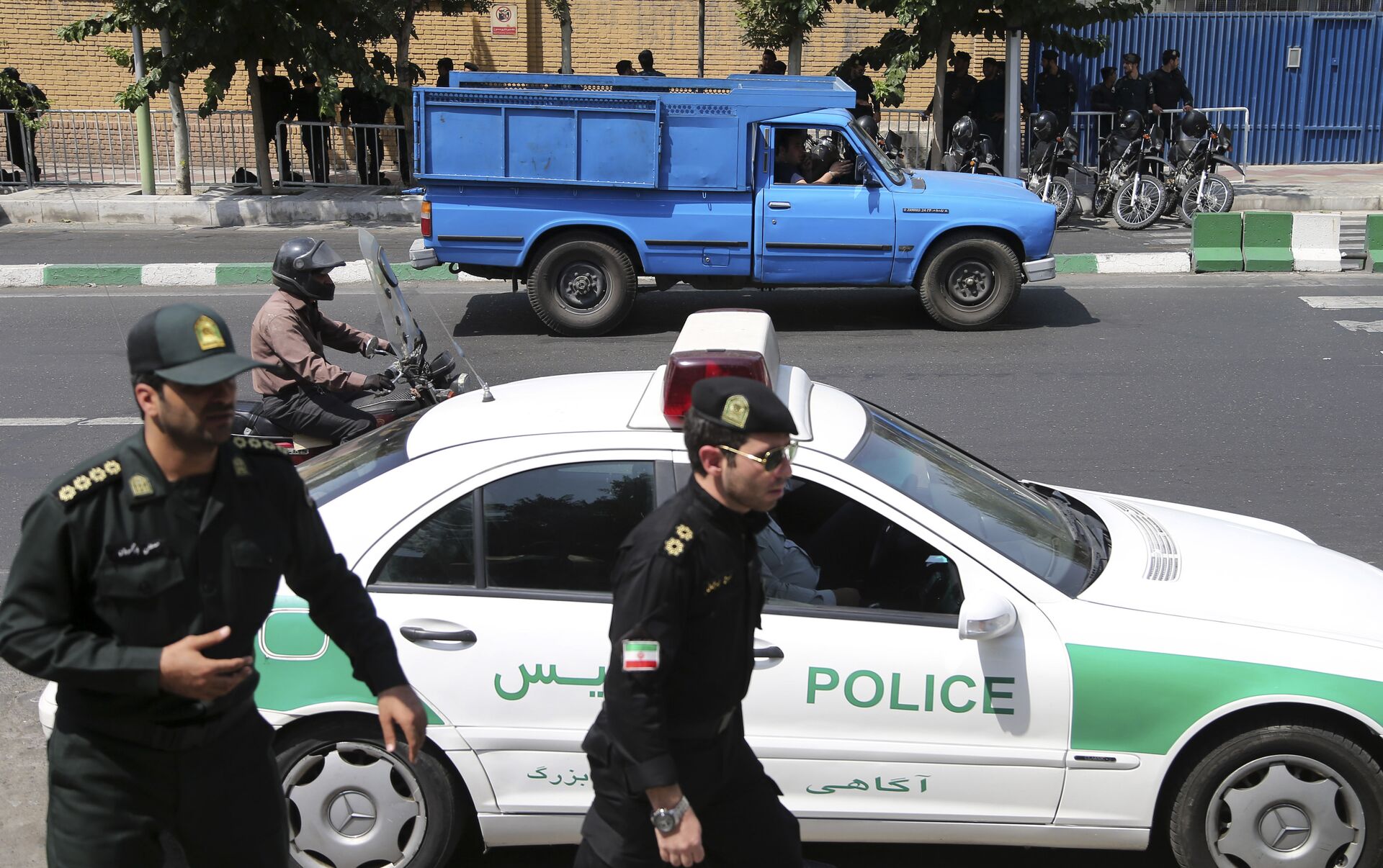 İranda polis maşını atəşə tutuldu - Ölü və yaralı var - VİDEO