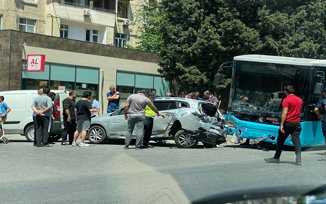 Bakıda avtobus minik avtomobili ilə toqquşdu - Yaralılar var - VİDEO