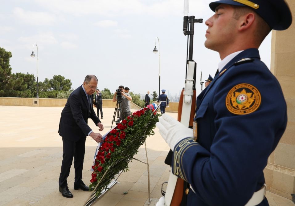 Lavrov Şəhidlər Xiyabanını ziyarət etdi - FOTO