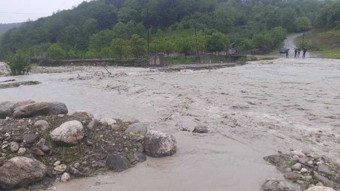 Ağdamda içərisində qadınlar olan maşını sel apardı