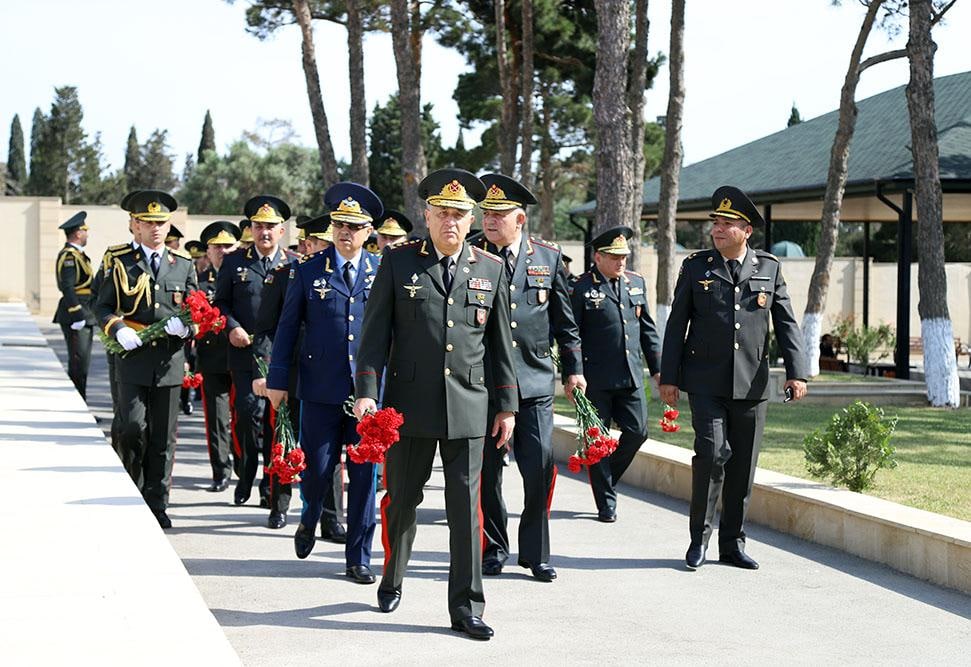 Müdafiə Nazirliyinin rəhbərliyi Fəxri xiyabanı və İkinci Şəhidlər xiyabanını ziyarət etdi – FOTO/VİDEO