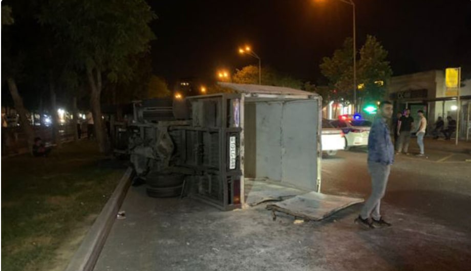 Bakıda un daşıyan avtomobil aşdı - FOTO 