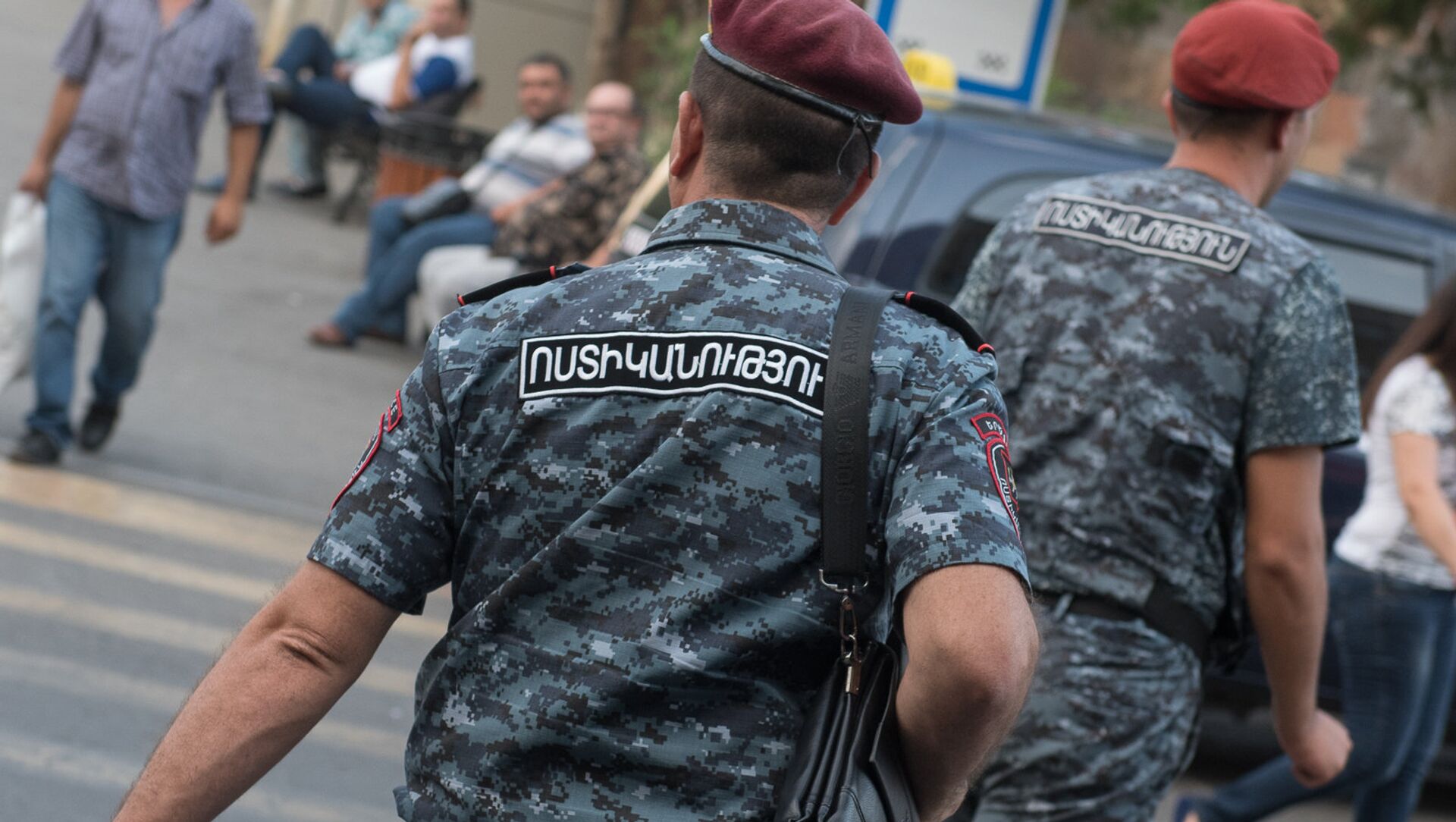 Polis Ermənistan parlamentinin ətrafındakı yolları bağladı