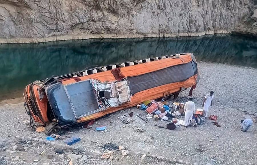 Pakistanda sərnişin avtobusu qəzaya uğradı – 19 ölü, 12 yaralı var