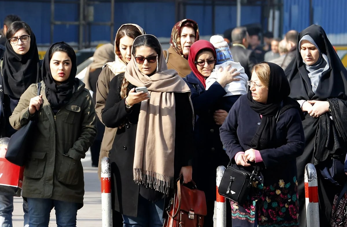İranda qadınlara növbəti QADAĞA - “Dikdaban ayaqqabı geyinməyin”