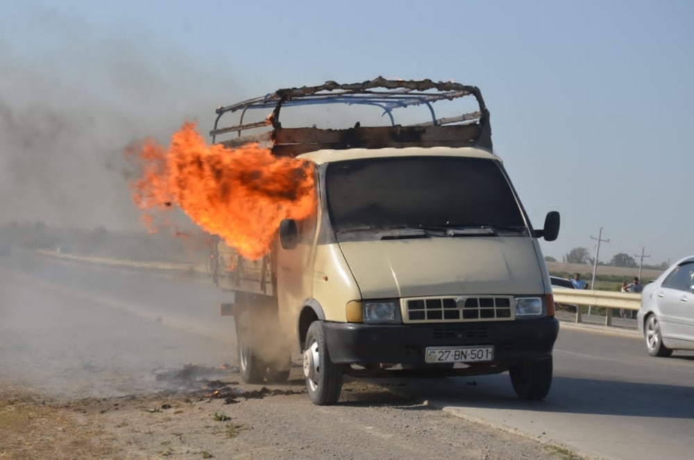 Şabranda “QAZel” markalı avtomobil yandı