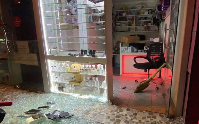 Bakıda telefon mağazasından oğurluq edildi Bakıda telefon mağazasından oğurluq edildi