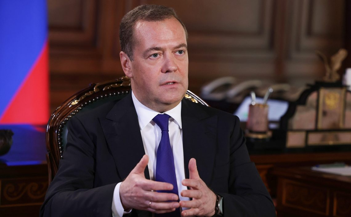 Medvedev Rusiyanın 11 “günahı”nı sadaladı