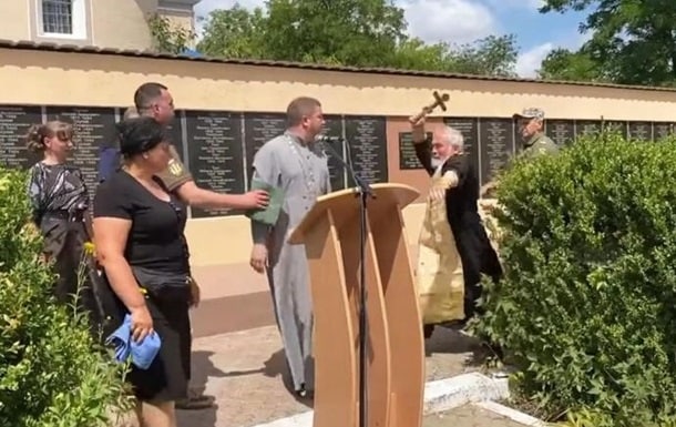 Moskva Patriarxlığının keşişi Ukrayna Pravoslav Kilsəsinin keşişinə xaçla hücum etdi - VİDEO 