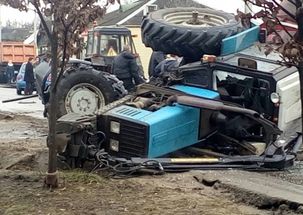 Yevlaxda ağır QƏZA - Maşın traktorla toqquşdu, ölən var - FOTO