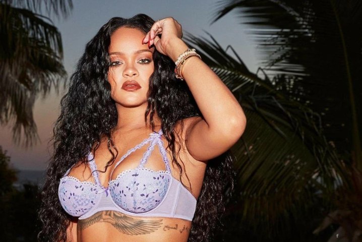 İki ay əvvəl ana olan Rihanna şəxsi brendi üçün SOYUNDU – FOTO/VİDEO
