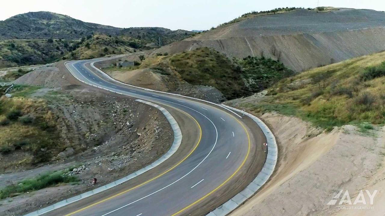 Laçın şəhərindən yan keçən yeni avtomobil yolunun tikintisi yekunlaşır - FOTO